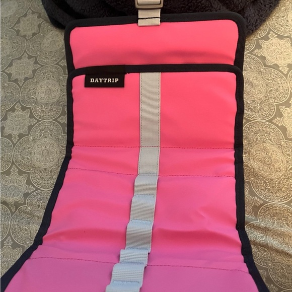 YETI Pink daytrip Lunch Bag nwt - Picture 3 of 5